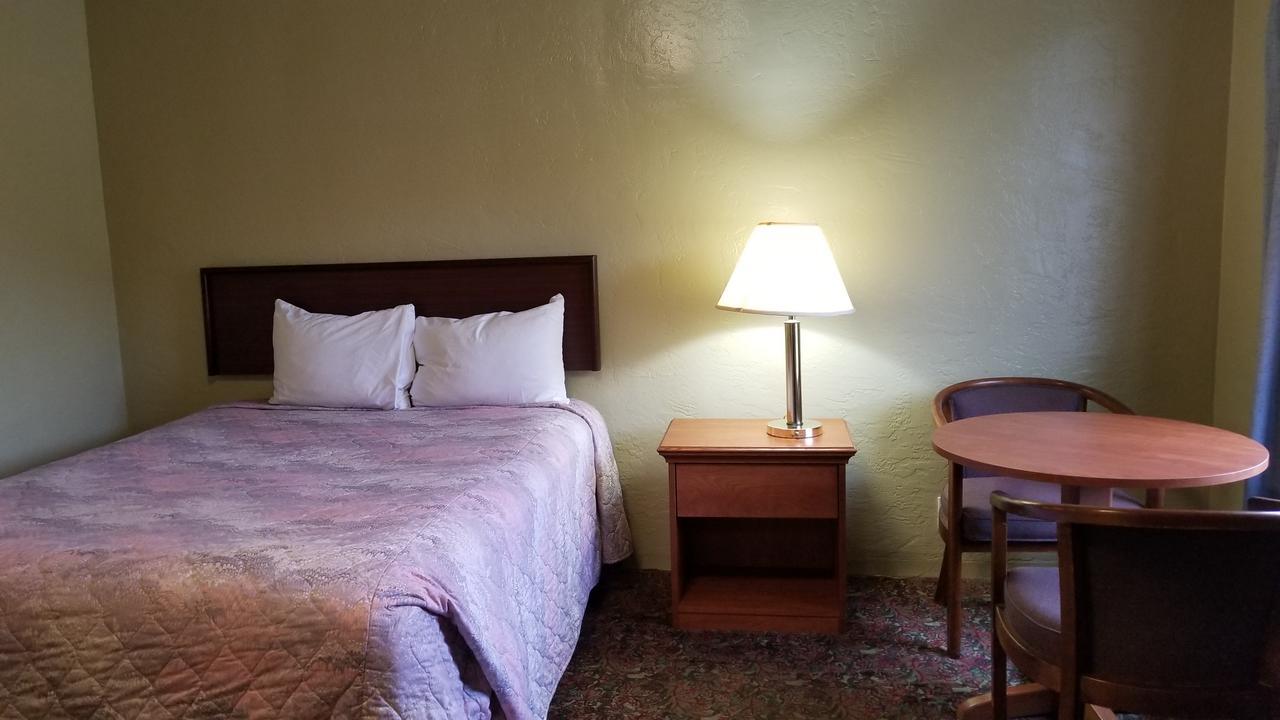 Quick Stop Motel Round Prairie Exterior photo