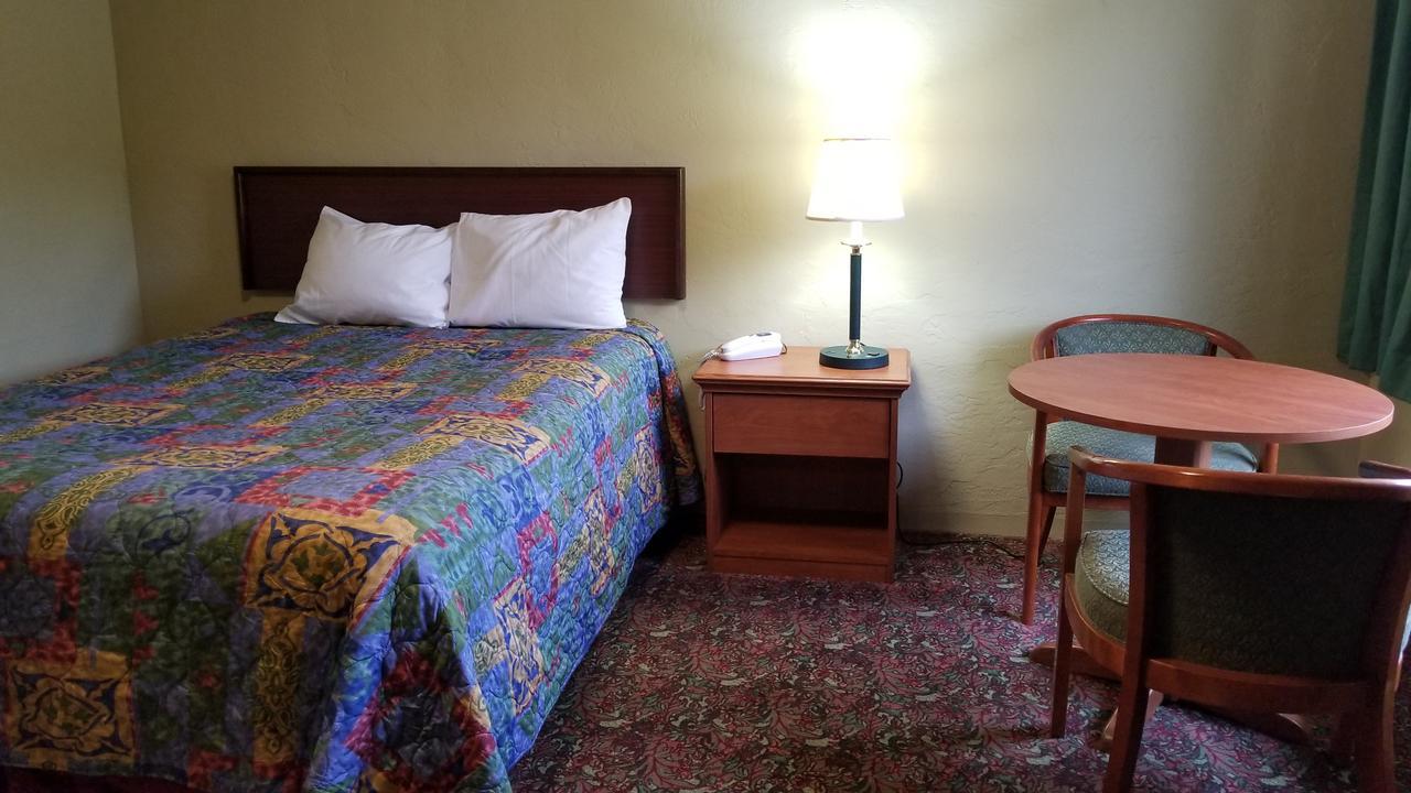 Quick Stop Motel Round Prairie Exterior photo